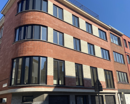 Van Campenhoutstraat in Berchem: modern, knus en lichtrijk appartement op de derde verdieping mét garage en dakterras!