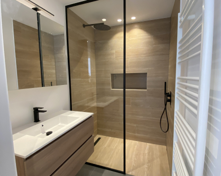 Van Campenhoutstraat in Berchem: modern, knus en lichtrijk appartement op de eerste verdieping mét garage en dakterras!