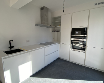 Van Campenhoutstraat in Berchem: modern, knus en lichtrijk appartement op de eerste verdieping mét garage en dakterras!