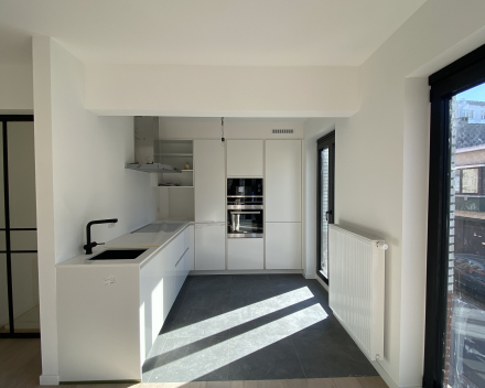 Van Campenhoutstraat in Berchem: modern, knus en lichtrijk appartement op de eerste verdieping mét garage en dakterras!