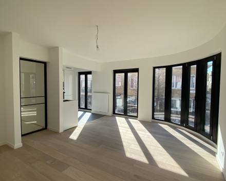 Van Campenhoutstraat in Berchem: modern, knus en lichtrijk appartement op de eerste verdieping mét garage en dakterras!
