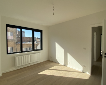 Van Campenhoutstraat in Berchem: modern, knus en lichtrijk appartement op de tweede verdieping mét garage en dakterras!