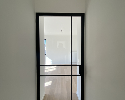 Van Campenhoutstraat in Berchem: modern, knus en lichtrijk appartement op de tweede verdieping mét garage en dakterras!