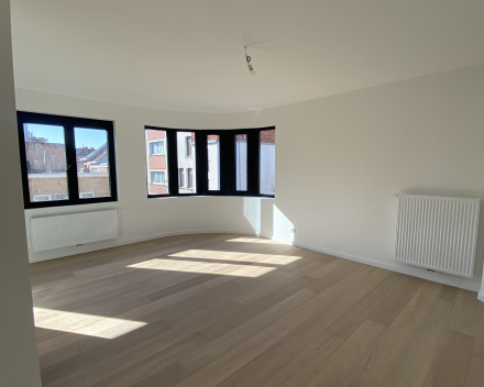 Van Campenhoutstraat in Berchem: modern, knus en lichtrijk appartement op de tweede verdieping mét garage en dakterras!