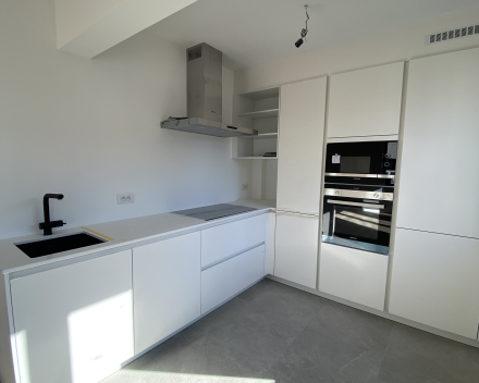 Van Campenhoutstraat in Berchem: modern, knus en lichtrijk appartement op de tweede verdieping mét garage en dakterras!