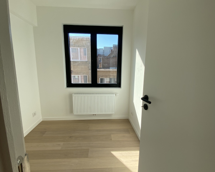 Van Campenhoutstraat in Berchem: modern, knus en lichtrijk appartement op de derde verdieping mét garage en dakterras!