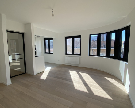 Van Campenhoutstraat in Berchem: modern, knus en lichtrijk appartement op de tweede verdieping mét garage en dakterras!