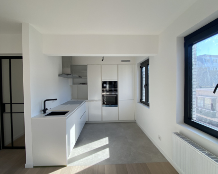 Van Campenhoutstraat in Berchem: modern, knus en lichtrijk appartement op de derde verdieping mét garage en dakterras!