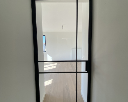 Van Campenhoutstraat in Berchem: modern, knus en lichtrijk appartement op de derde verdieping mét garage en dakterras!