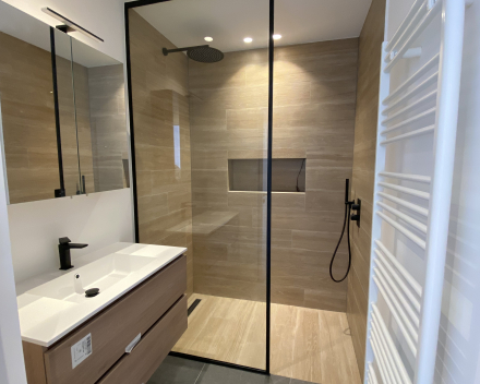 Van Campenhoutstraat in Berchem: modern, knus en lichtrijk appartement op de derde verdieping mét garage en dakterras!
