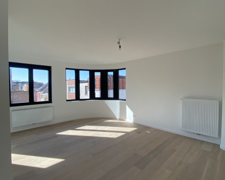 Van Campenhoutstraat in Berchem: modern, knus en lichtrijk appartement op de derde verdieping mét garage en dakterras!