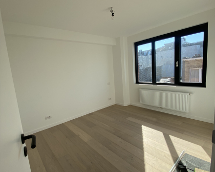 Van Campenhoutstraat in Berchem: modern, knus en lichtrijk appartement op de derde verdieping mét garage en dakterras!