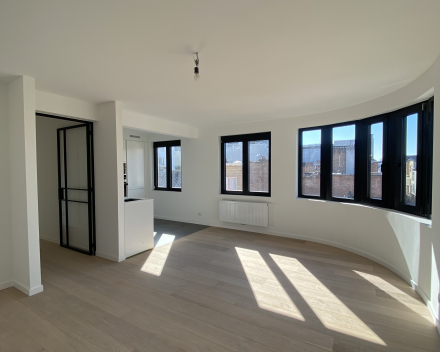 Van Campenhoutstraat in Berchem: modern, knus en lichtrijk appartement op de derde verdieping mét garage en dakterras!