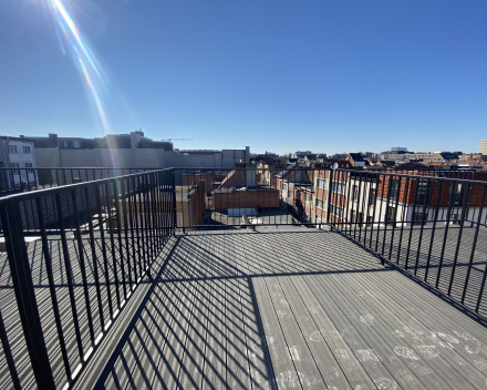 Van Campenhoutstraat in Berchem: modern, knus en lichtrijk appartement op de tweede verdieping mét garage en dakterras!