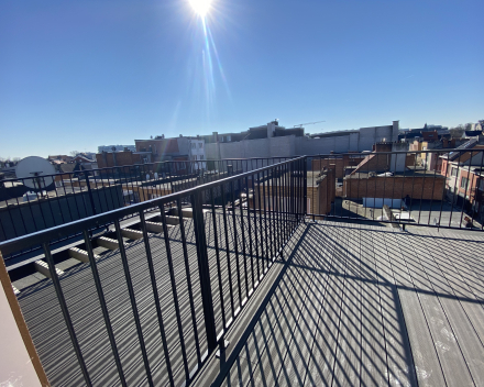Van Campenhoutstraat in Berchem: modern, knus en lichtrijk appartement op de eerste verdieping mét garage en dakterras!